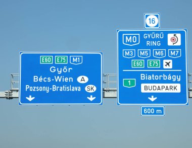 Macaristan yolundaki Avusturya veya Slovakya kasabalarına ulaşma belirtileri gösteren büyük yol işareti
