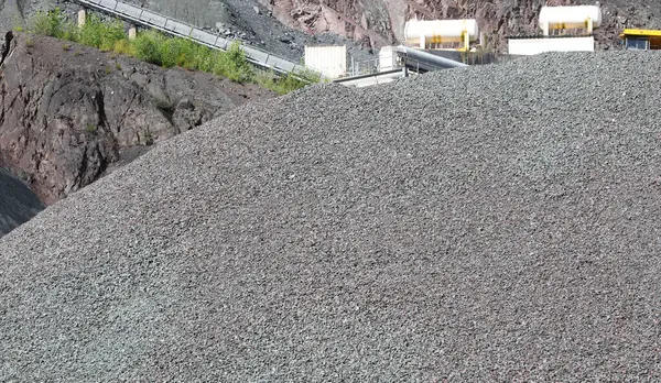 鉱物と建設材料の採掘のためのオープンピット鉱山からの石の山 — ストック写真
