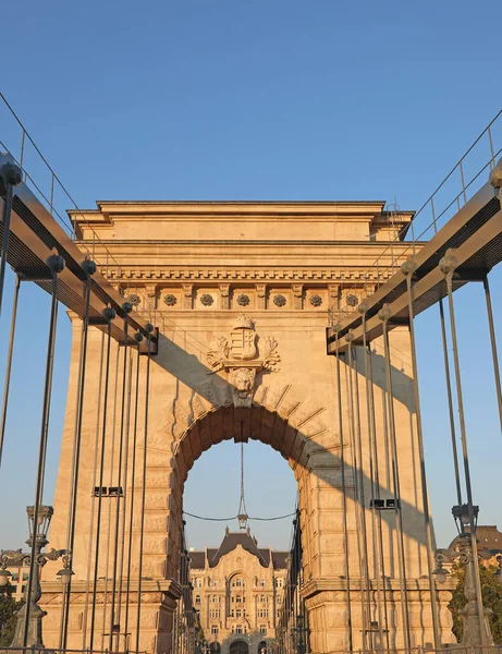 Цепной Мост Будапеште Столице Венгрии Центральной Европе Сфотографирован Снизу Пешеходов — стоковое фото