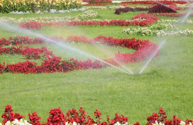 Geniş çiçekli bahçe ve otomatik sulama sistemi yaz boyunca çalışıyor