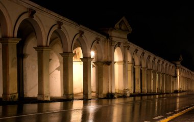 İtalya 'nın Vicenza kentindeki Monte Berico Bazilikası' na giden tarihi Portikolar.