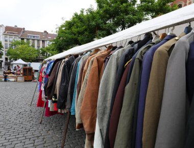 Şehir meydanında ikinci el giysileri olan bit pazarı.