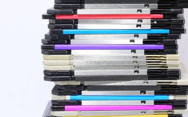 90 'larda ve 2000' lerin başında veri ve bilgisayar programlarını kaydetmek için kullanılan renkli eski disketler