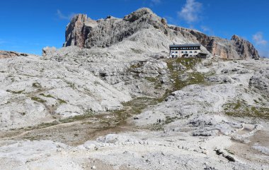 Dolomitler 'in dağ sırasındaki ay manzarasına benzeyen taşlı plato ve bir dağlık sığınak.