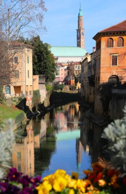 İtalya 'da ve nehirde Vicenza şehrinin TORRE BISSATA sembolü