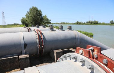 Sel basmasını önlemek ve tarlaları sulamak için güçlü su pompalarının büyük boruları suyu emer.