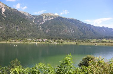 Yaz aylarında Avusturya 'nın Carinthia bölgesinde PreSEGER SEE ve Alpler dağ sıraları adı verilen Alp Gölü