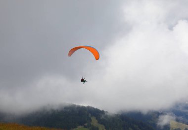 Bir çift uçuş ve yüksek dağlardaki bulutlar için iki kişiyle paraşütle atlamak.