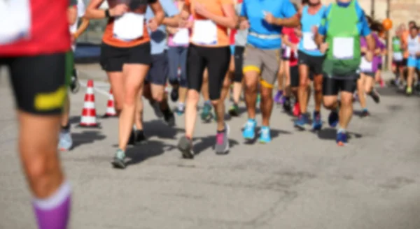 Celowo Nieostre Biegaczy Podczas Wyścigu Drodze Mieście — Zdjęcie stockowe