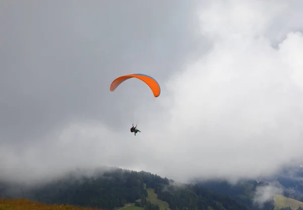 산에서 비행과 구름에 보드에 사람과 패러글라이딩 — 스톡 사진