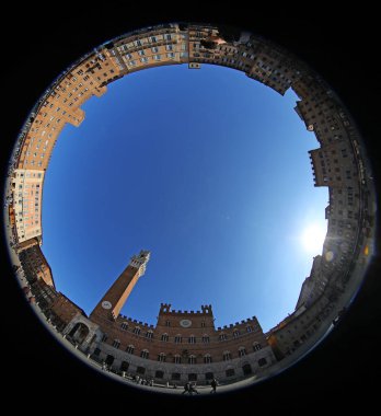 Siena, SI, İtalya - 20 Şubat 2023: Ana Meydan PIAZZA DEL CAMPO 'daki TORRE DEL MANGIA adı verilen kulenin balık gözü görüntüsü