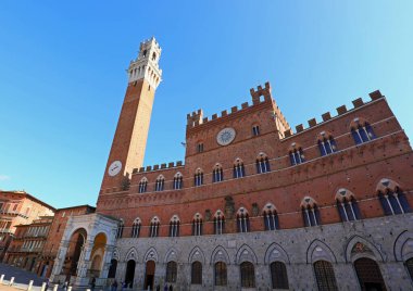 Siena, SI, İtalya - 20 Şubat 2023: PALAZZO PUBLICO ve TORRE DEL MANGIA
