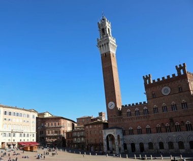 Siena, SI, İtalya - 20 Şubat 2023: Ana meydanda TORRE DEL MANGIA adlı yüksek kule