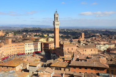 Siena, SI, İtalya - 20 Şubat 2023: DEL MANGIA ve Palio Meydanı adı verilen Kuleye Bakış