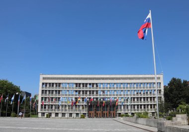 Ljubljana, L, Slovenya - 16 Ağustos 2023: Avrupa başkenti ve büyük bayrağın parlamento binası
