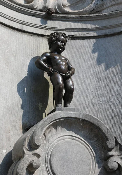 ブリュッセル ベルギー 2022年8月18日 マンネケンピスは 街のシンボルの一つ小便する少年像の小さな像を持つ噴水です — ストック写真