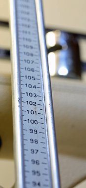 Doktorun muayenesi sırasında hastaların boyunu ölçmek için mezun oldu.