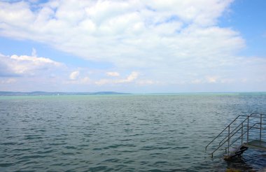 BALATON, Orta Avrupa 'nın HUNGARY bölgesindeki en büyük göldür.