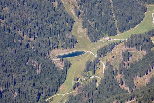 Luftaufnahme Des Bergsees Als Wasserreservat Winter Schnee Auf Den Skipisten — Stockfoto