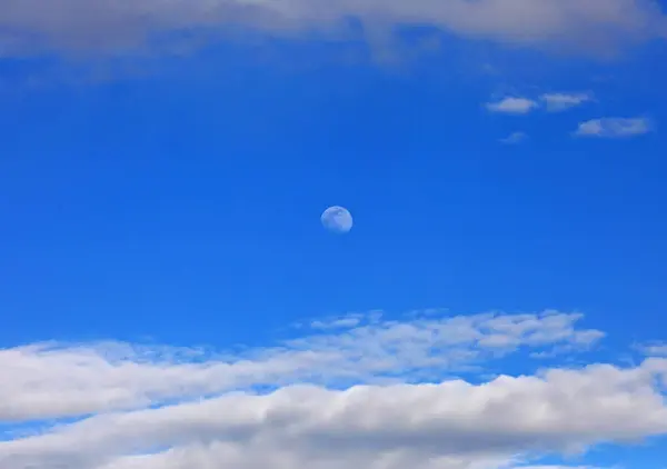 White Moon Blue Sky Daytime Some Clouds — Stock Photo, Image