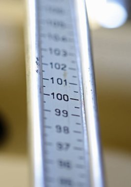 Doktorun ofisindeki banyo terazisinin 100 numaralı çubuğu.