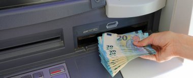 Avrupa 'daki otomatik veznedar makinesinden para alan genç bir kadının eli