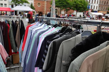 Kentin ana meydanında kullanılmış giysileri olan açık büfe bit pazarı