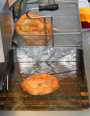 Krep kızartıyorum ya da kızgın yağda boncuk kızartıyorum.