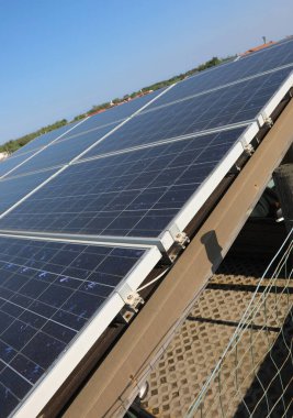 Güneş enerjisi üretimi için güneş panelleri olan otoparkın örtüsü