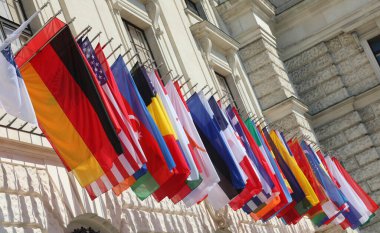 Hükümet binasının dışında asılan pek çok dünya ülkesinin renkli bayrakları.