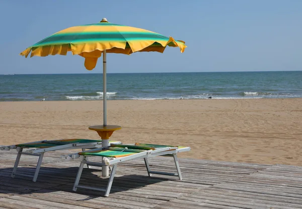 Yellow Green Sunshade Deckchair Beach Summer — Stock Photo, Image