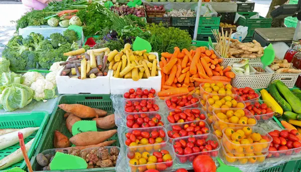 Farmer Harvested Organic Fruit Box Tomatoes Carrots Various Colors Eastern — Stock Photo, Image