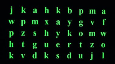 Bilgisayar ekranının siyah arkaplanı üzerindeki yeşil küçük harf