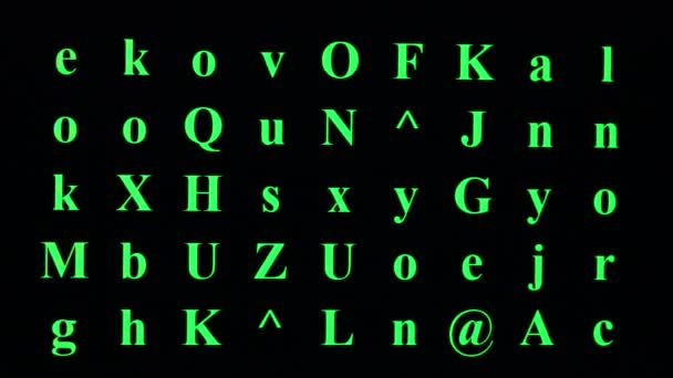Зелёные Случайные Прописные Буквы Чёрном Фоне Экрана Персонального Компьютера — стоковое видео