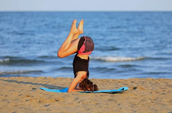 Jung Mädchen Pside Während Training Die Strand Meer — Stockfoto