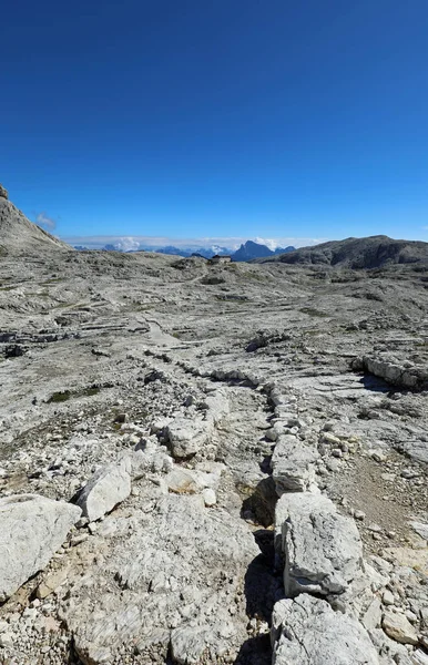 Kuzeydoğu İtalya 'daki Dolomitlerin Avrupa Alpleri' nin yaz aylarındaki dağlarının nefes kesici manzarası.