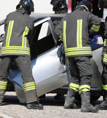İtfaiye Ekibi, trafik kazasından sonra yaralı kişiyi serbest bırakarak müdahale etti.