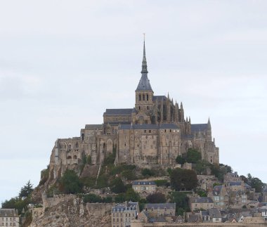 Kuzey Fransa 'da alçak gelgit sırasında adanın tepesindeki ünlü Mont Saint Michel Manastırı