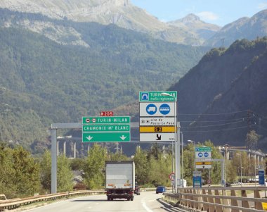Fransa 'yı İtalya' ya bağlayan Mont Blanc tüneline ulaşacak büyük yol işaretleri.