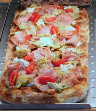 Gurme Focaccia ayrıca Pinsa Romana olarak da bilinir. Enginar, domates salamı ve mozzarella ile doldurulmuş tipik İtalyan yemeği.