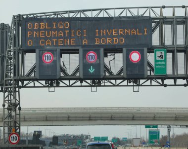 Otobanda italyan sinyali var. Bu da mecburi kış bineği ya da lastik zinciri demek.