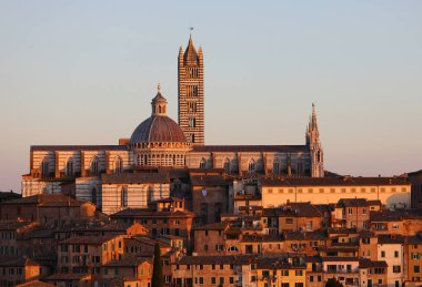 Günbatımında İtalya 'nın Toskana bölgesindeki Siena şehrinin katedrali