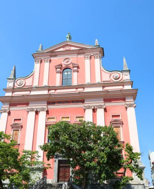 Slovenya 'nın başkenti Ljubljana' da Fransisken Kilisesi de Kızıl Kilise olarak adlandırılır.