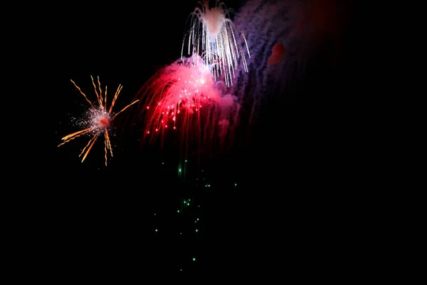 Espectáculo Fuegos Artificiales Con Explosiones Colores Noche Durante Celebración —  Fotos de Stock