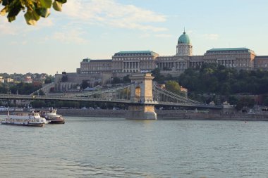 Budapeşte, B, Macaristan - 18 Ağustos 2023: Orta Avrupa 'daki Macar tepesi ve Tuna Nehri üzerindeki Buda Şatosu