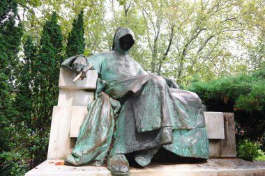 Budapeşte, B, Macaristan - 19 Ağustos 2023: Anonymus Heykeli veya Bele Regis Notarius halk parkında Macar heykeli
