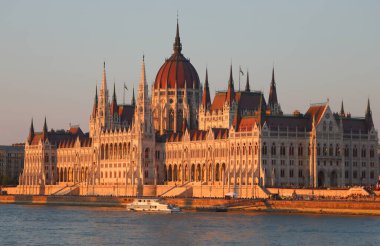 Budapeşte, B, Macaristan - 20 Ağustos 2023: Macaristan Parlamento Binası ve Tuna Nehri gün batımında