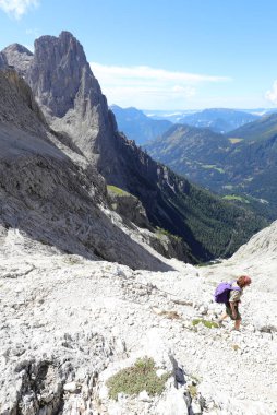 Yazın Avrupa Alpleri 'nde genç bir kadın