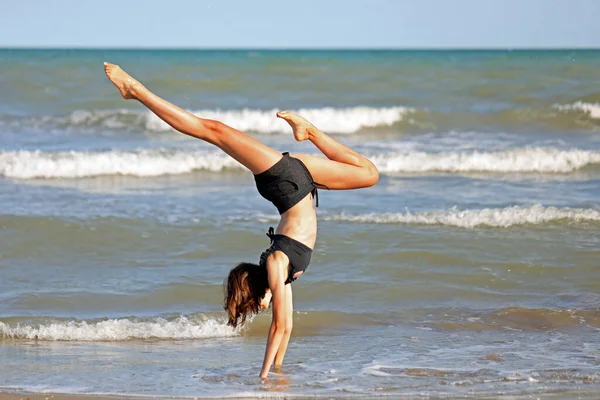 Meisje Doet Gymnastische Oefeningen Het Zandstrand Aan Zee Zomer — Stockfoto