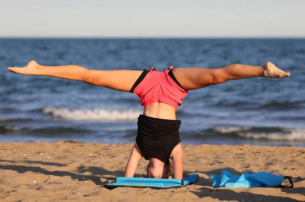 Athletic Slender Girl Sea Does Gymnastic Training Head Strengthen Muscles — Fotografia de Stock